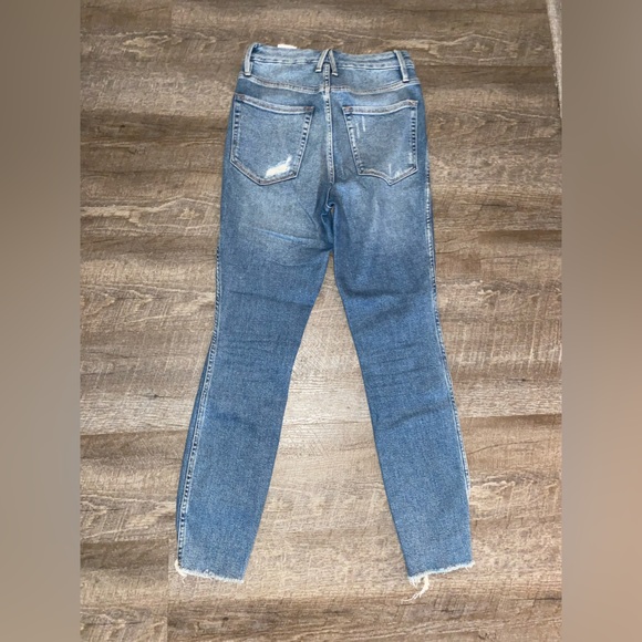 Good American Good Curve distressed ankle jeans NWOT - Picture 8 of 15